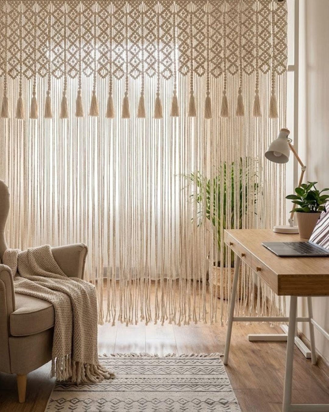 El Yapımı Püsküllü Makrome Pencere Perdesi – Boho Yatak Odası ve Yaşam Alanı Dekoru